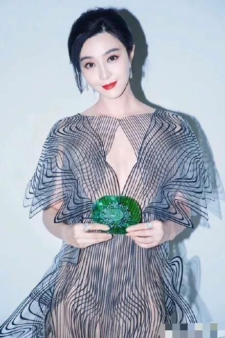 这才是范冰冰最真实的脸型吧,怪不得被网友嫌弃了