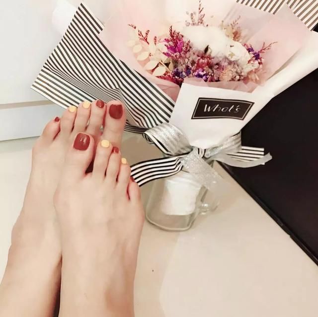 带你了解跳跃指尖的小精灵,高跟鞋+凉鞋,遗落