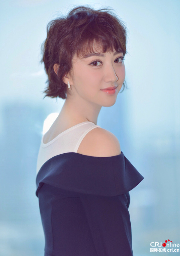 景甜小卷毛短发美出新高度 荷叶领连衣裙秀香肩