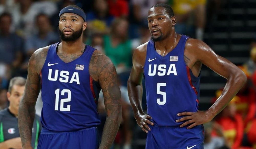 谈及跟考辛斯一起打球的感受,杜兰特开玩笑地表示:"我讨厌跟他打球,他