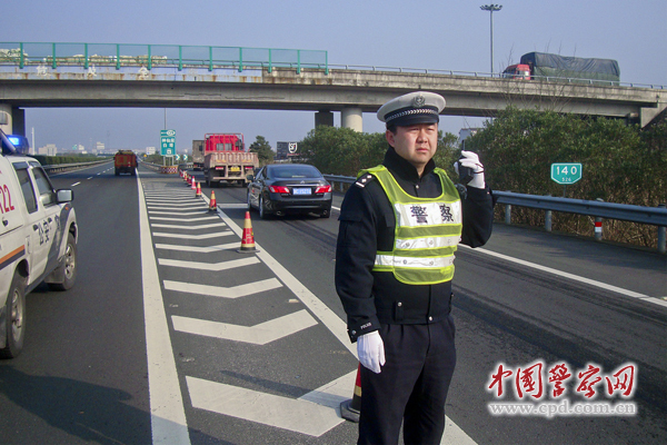 台州高速交警节日执勤时被撞成重伤