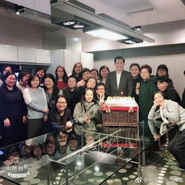 70岁男人是个宝,向华强比小他9岁的老婆看着还