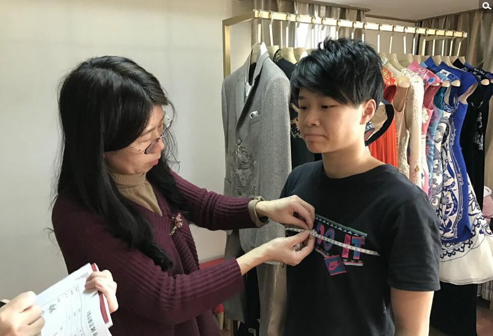 跳水队试礼服 任茜穿高跟鞋配蓝色旗袍