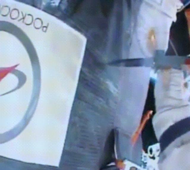 宇航员拿刺刀捅烂飞船外壳!随身带武器防外星