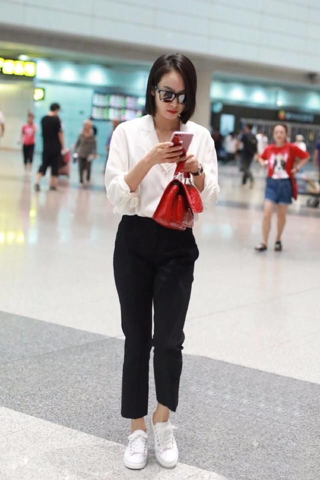 宋茜低领白衬衫配黑色休闲裤,下半身曲线不能