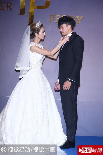 新娘林静仪也时时照顾何润东的形象，温柔地为老公整理衣领。