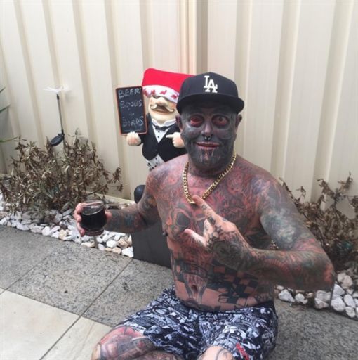 霍顿坦言，刺青曾让他丢了工作、被路人用异样眼光看待，甚至还被警察当成犯人抓进监狱，但他认为刺青是一种「疼痛治疗」，也是一种释放苦痛的行为。霍顿强调，对于自己身上的刺青感到骄傲，3年前也把名字合法改为「刺青男孩霍顿」（Tattboy Holden），目前打算将剩下的10%继续刺，希望未来能朝演恐怖片或DJ等工作持续迈进。