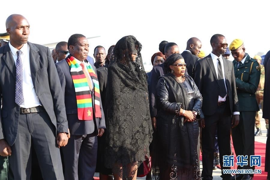 9月11日，在津巴布韦首都哈拉雷，津巴布韦总统埃默森·姆南加古瓦（前左二）等在机场迎接前总统罗伯特·穆加贝的遗体。 运送津巴布韦前总统罗伯特·穆加贝遗体的专机11日下午抵达哈拉雷。津巴布韦总统埃默森·姆南加古瓦等政要以及上千民众到机场迎接。