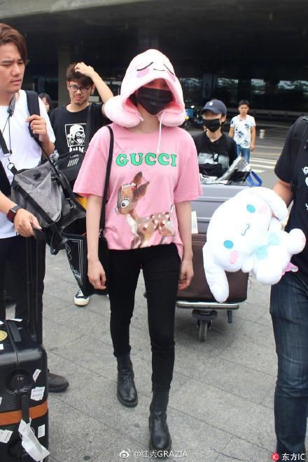 35岁韩雪和18岁欧阳娜娜穿同款短袖,哪里看得