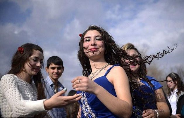 保加利亚“新娘集市” 少女待价而沽 保加利亚“新娘集市” 少女待价而沽