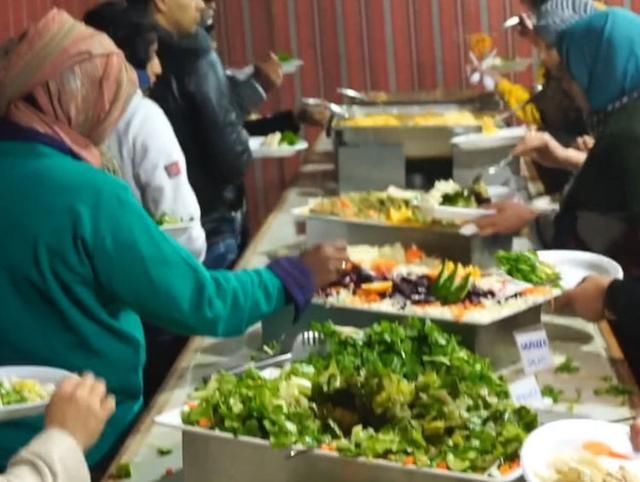 中国游客去迪拜旅游,上千元的沙漠自助餐,网友