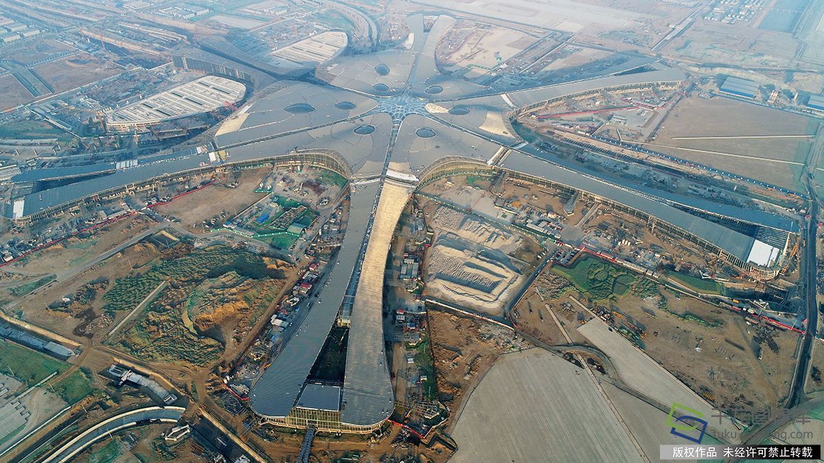 北京新机场航站楼成功封顶封围