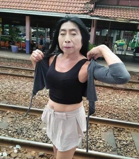 看完不瞎算你狠！最火网红熟女携鲜肉男友秀恩爱