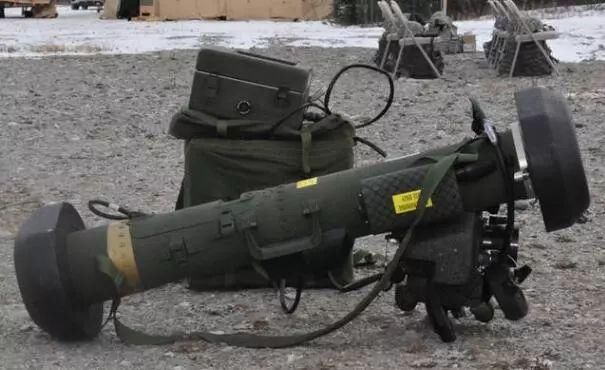 假装能发射,乌用木头仿标枪反坦克导弹让士兵