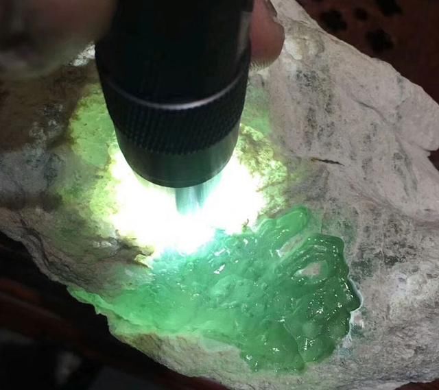 1000年来最罕见的赌石,100万切出100个亿啊!罕见不罕见