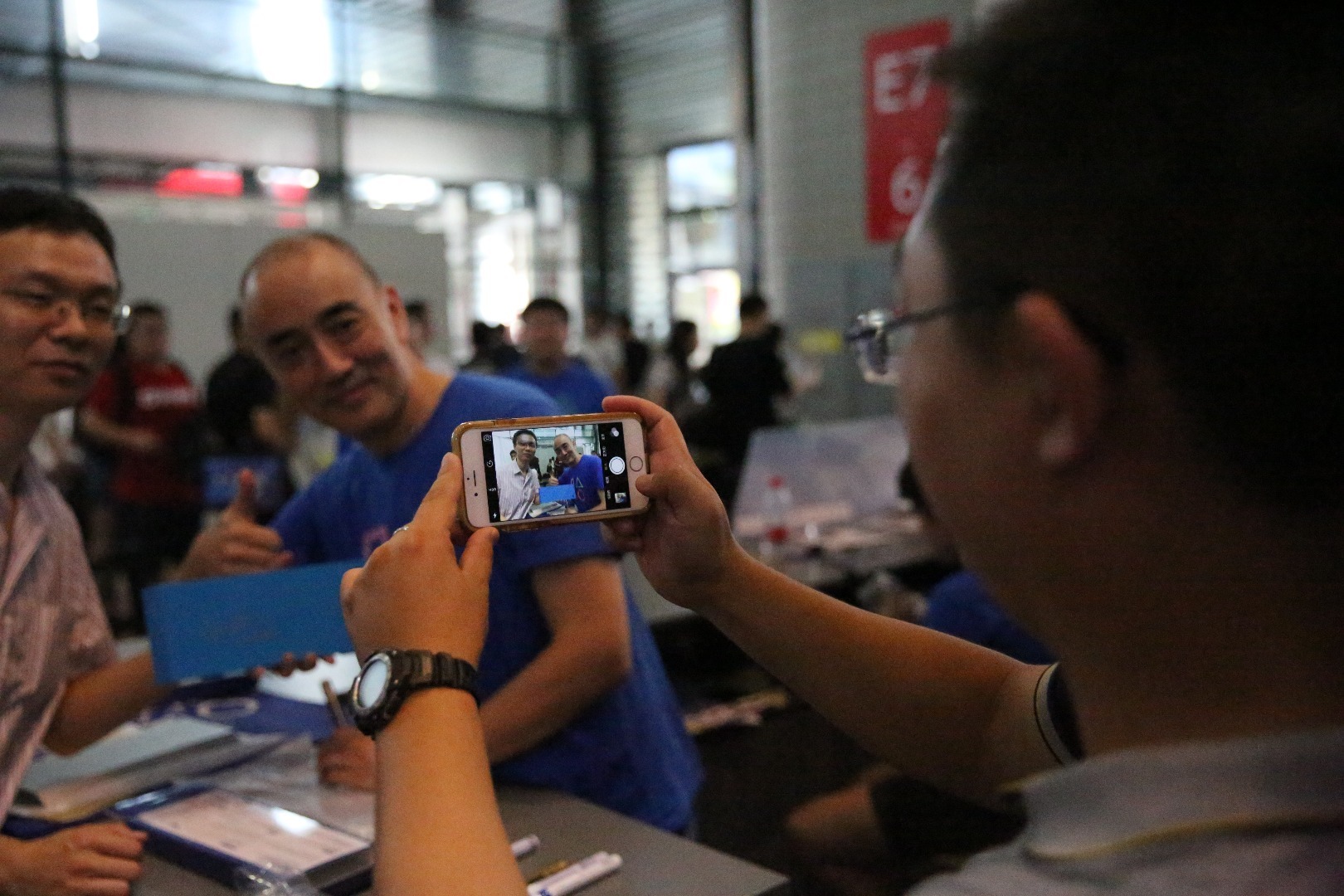 在和玩家合影后,五仁叔都会亲切地在交流上几句,问问他们对新游戏的感受。