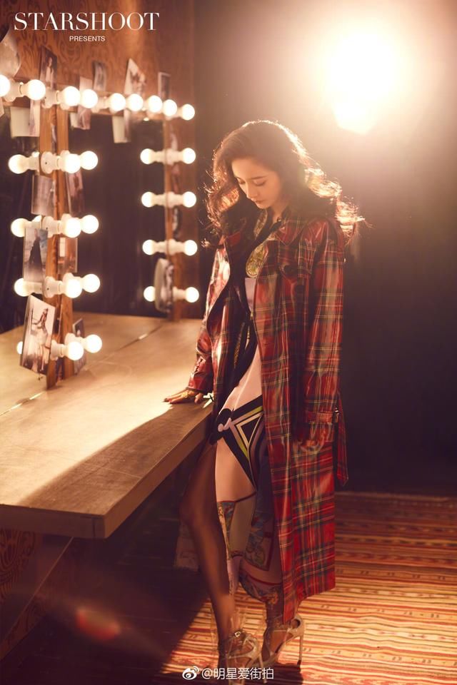 娜扎凉鞋配丝袜,杨幂热巴高跟鞋套塑料袋!这些