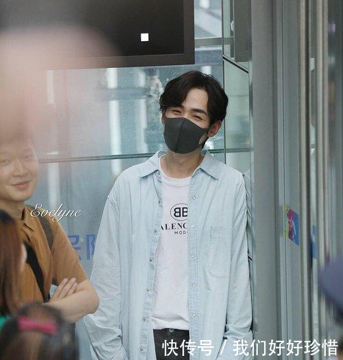 网友偶遇朱一龙白宇吃小龙虾,一同现身何炅爸