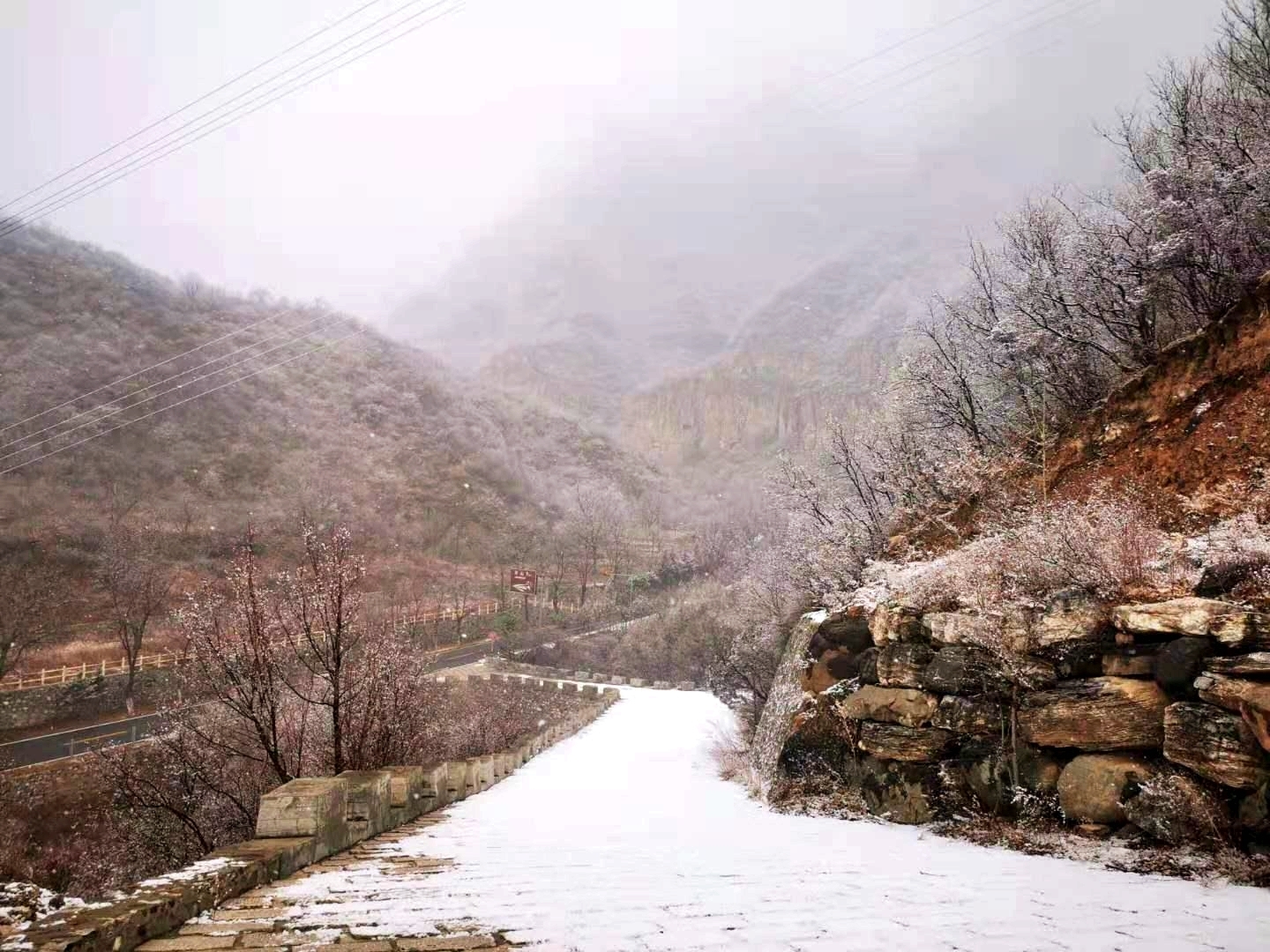 门头沟灵山再迎二月雪