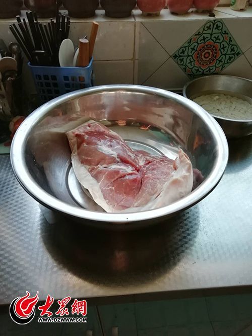 猪肉怎么切才不会太硬 t01f0d21e6660a25b0f.jpg?size=500x667