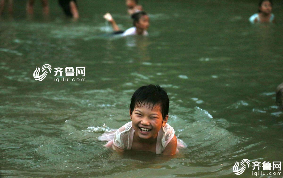 高温天气重返济南 儿童浴场玩水降温