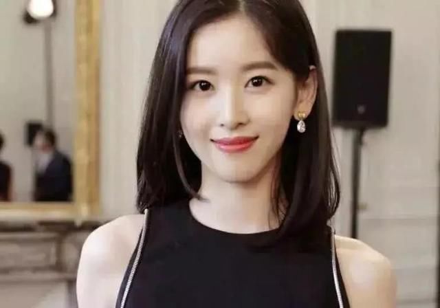 都说章泽天是因为拿张奶茶的照片走红,但你知