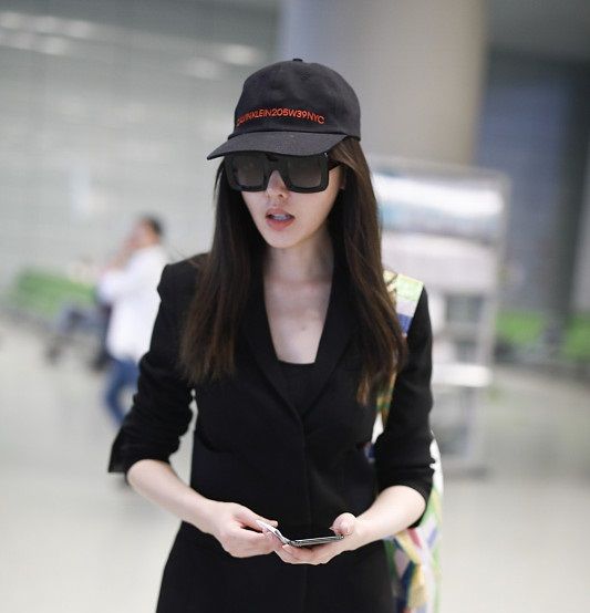 张天爱黑色西装+尖头高跟鞋职场女王范 穿西裤