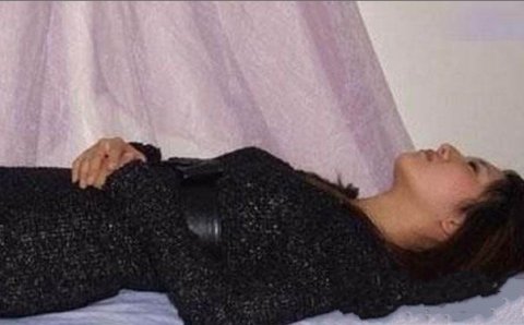 男子与死去的女友同睡数月,遭到很多人谴责,只