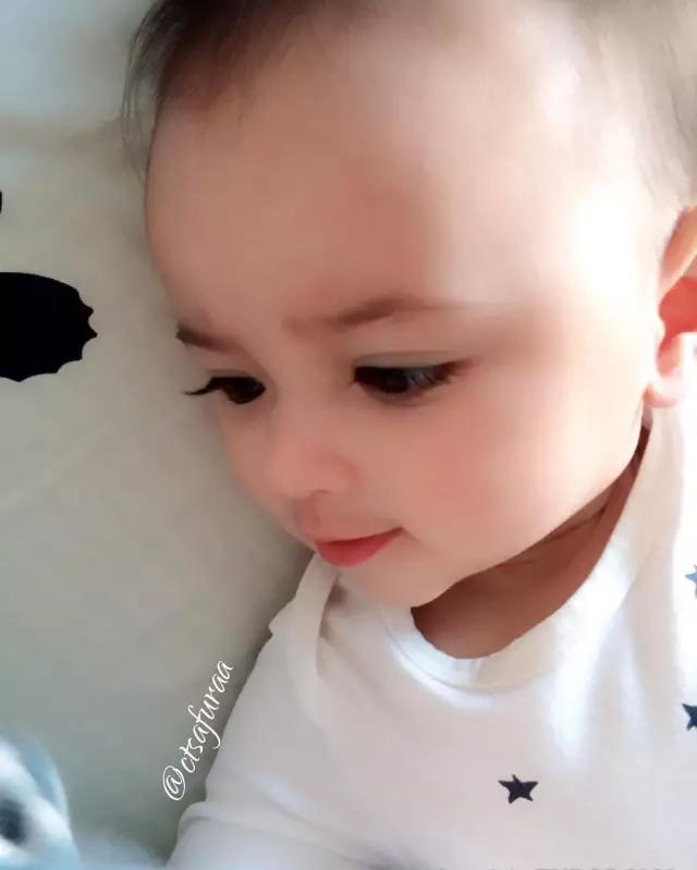 天生自带美图秀秀 萌宝不到一岁就用美颜暴击网友