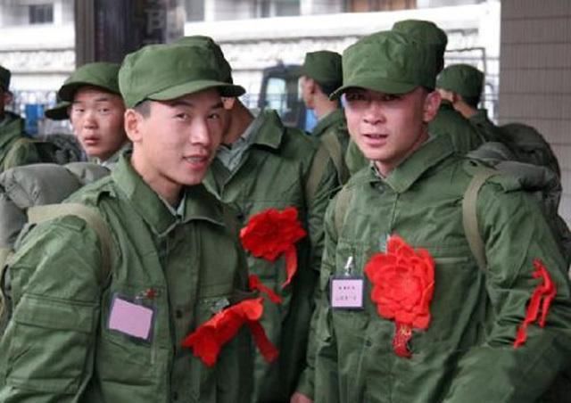 儿子当兵15年不回家,母亲跋涉千里找到部队,方