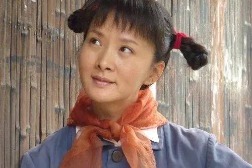 她出身贫寒,和黄磊姜武是同学,演大宅门香秀一