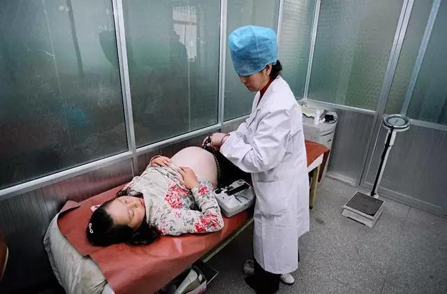 双胞胎女孩变男孩,护士出来报喜后,婆婆一屁股