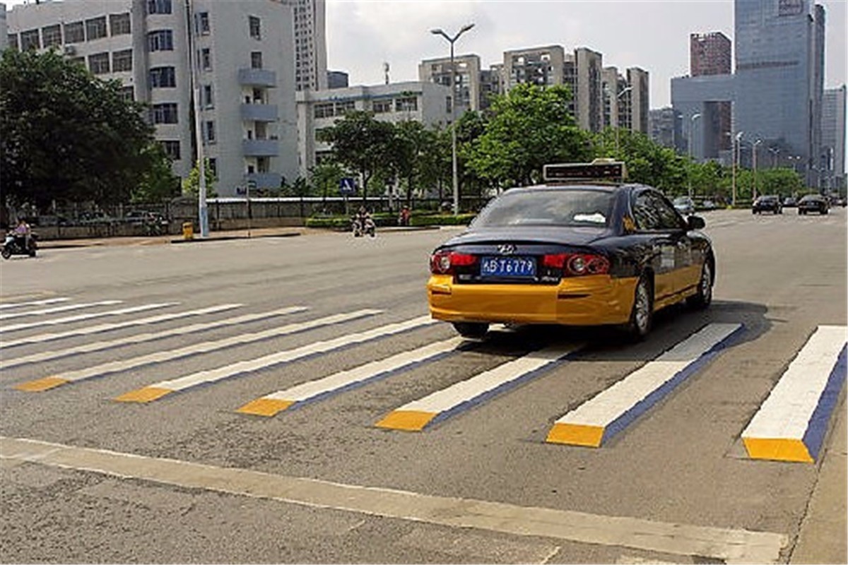 中國特色的汽車減速帶 總有一款能讓你淚流滿面!