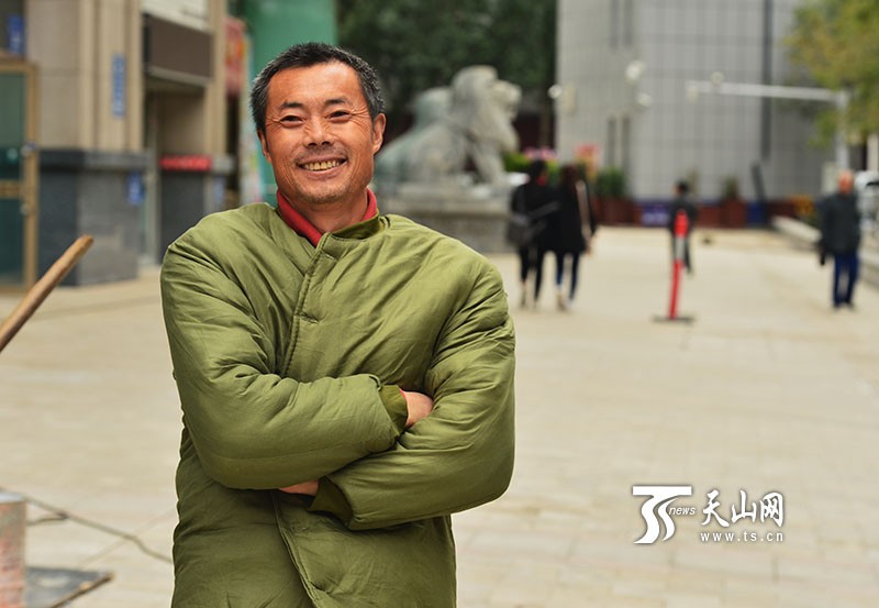 在乌鲁木齐市民主路,一施工工地上的工人,穿上了棉衣.