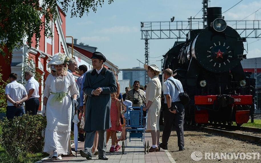 莫斯科近郊，古老的机车停靠站台，身着老旧制服的列车员陪同一位贵妇人走过，让人宛如置身于上世纪初的俄国。
