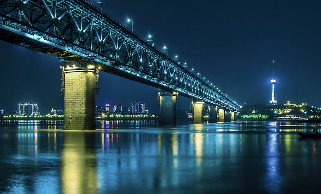 武汉：人才济济。作为湖北省会的武汉，拥有百余所高校，众多骄子汇聚荆楚，的确称得上是“人才济济”，有网友调侃：“过了街道口，博士不如狗。” 众多高校齐聚武汉，人才众多的确名不虚传。当然，这也意味着娶老婆的压力。