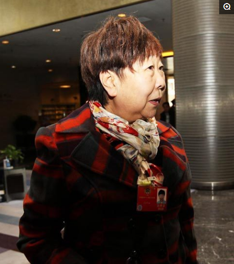 儿子冯开诚也和父亲长得极为相像.