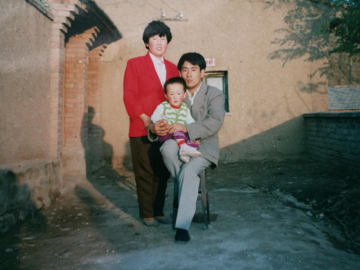 牵妈妈的手 二十年求学路离不开她的陪伴