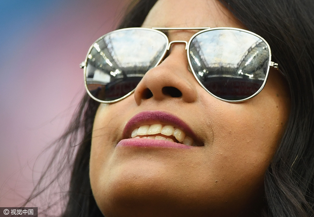 组图-要不要这样虐狗!马竞美女与皇马男球迷热吻