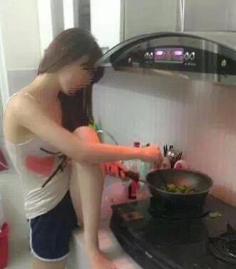 媳妇你这习惯要改，穿短裤就不要翘起来腿了