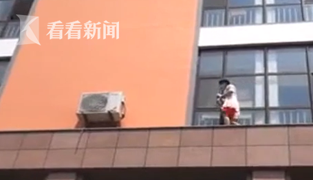 惊恐万分的男子赶紧换回男装，然后逃跑。在逃跑过程中，男子将手机落下，被女子捡到后交给了警察。目前，派出所已经介入调查。