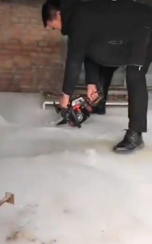 东北一家人出门忘关水 回到家之后瞬间崩溃了