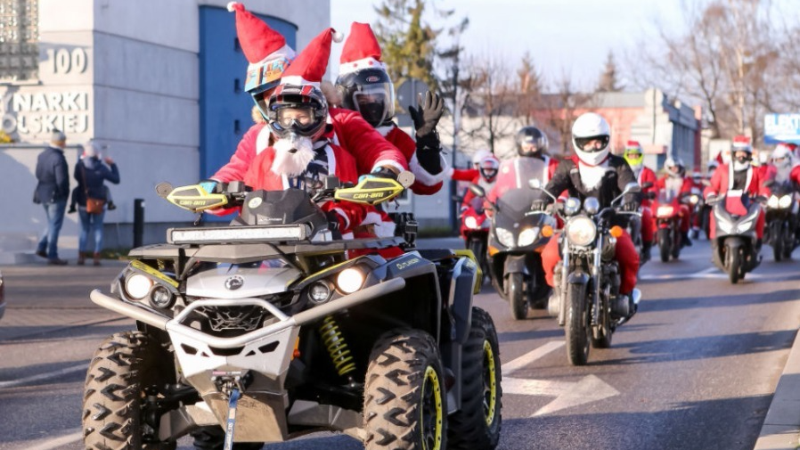 声势浩大！ 波兰“圣诞老人”骑摩托车进行慈善募捐