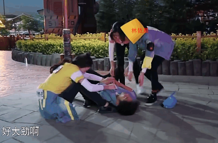 《奔跑吧》陈赫林依晨迪丽热巴三人分一颗糖热