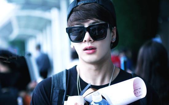 鹿晗海鲜过敏上节目还狂往嘴里塞,吃药缓解,鲜