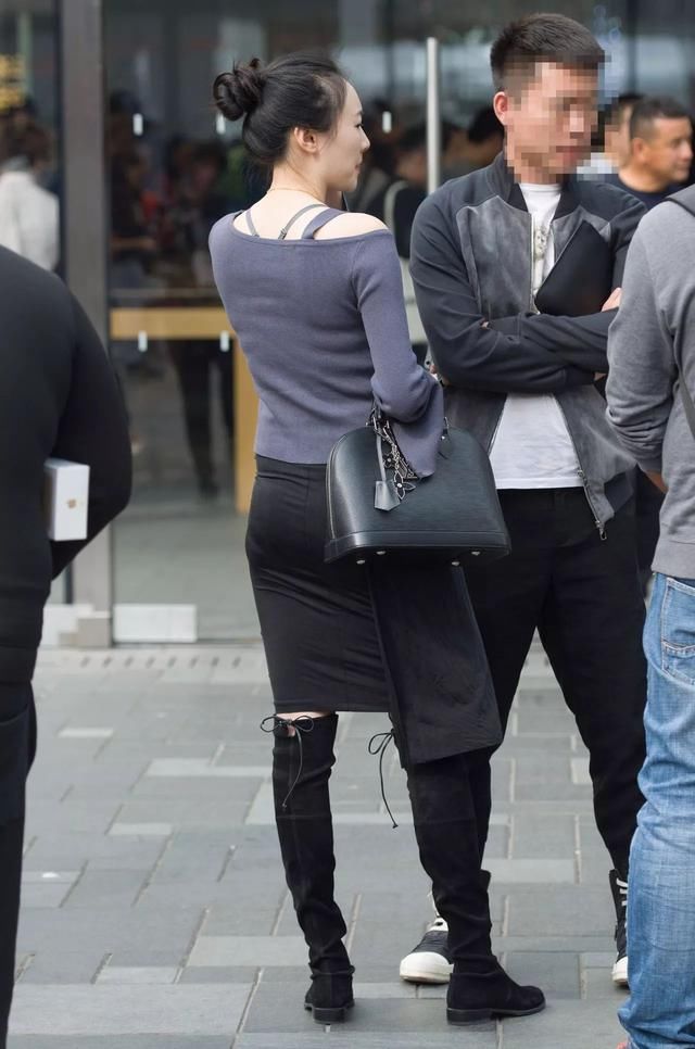 时尚小女神紧身包臀裙搭配黑色长靴,酷酷的气质让人羡慕不已