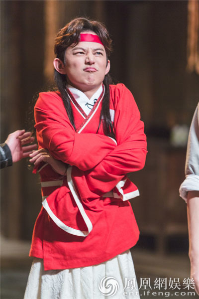 《我是大侦探》何炅化身表情包 邓伦比心功引