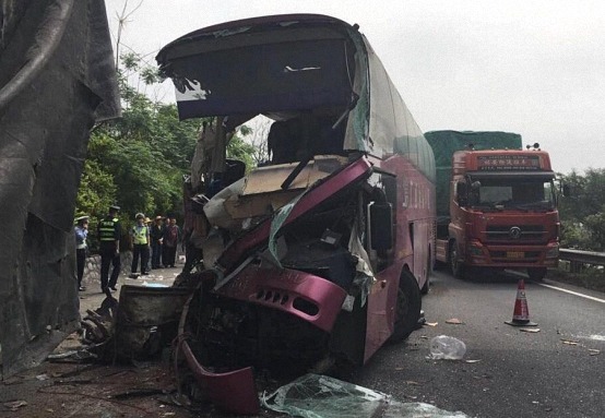 事故原因可能是大货车行驶过程中突然失控,大客车躲避不及导致追尾