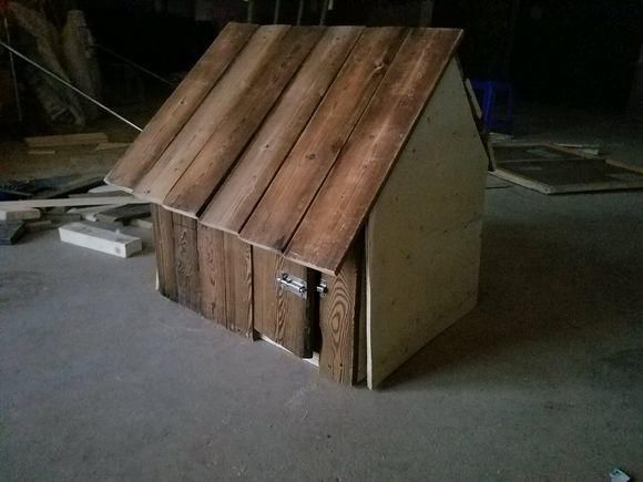 一男子亲手给小区流浪猫制作猫窝,网友:好厉害,给好心人打call