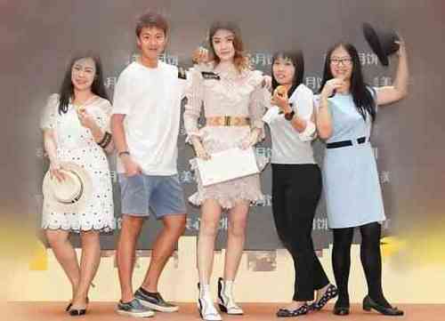 44岁的陈慧琳不得了,这么紧的裙子都能穿上,一